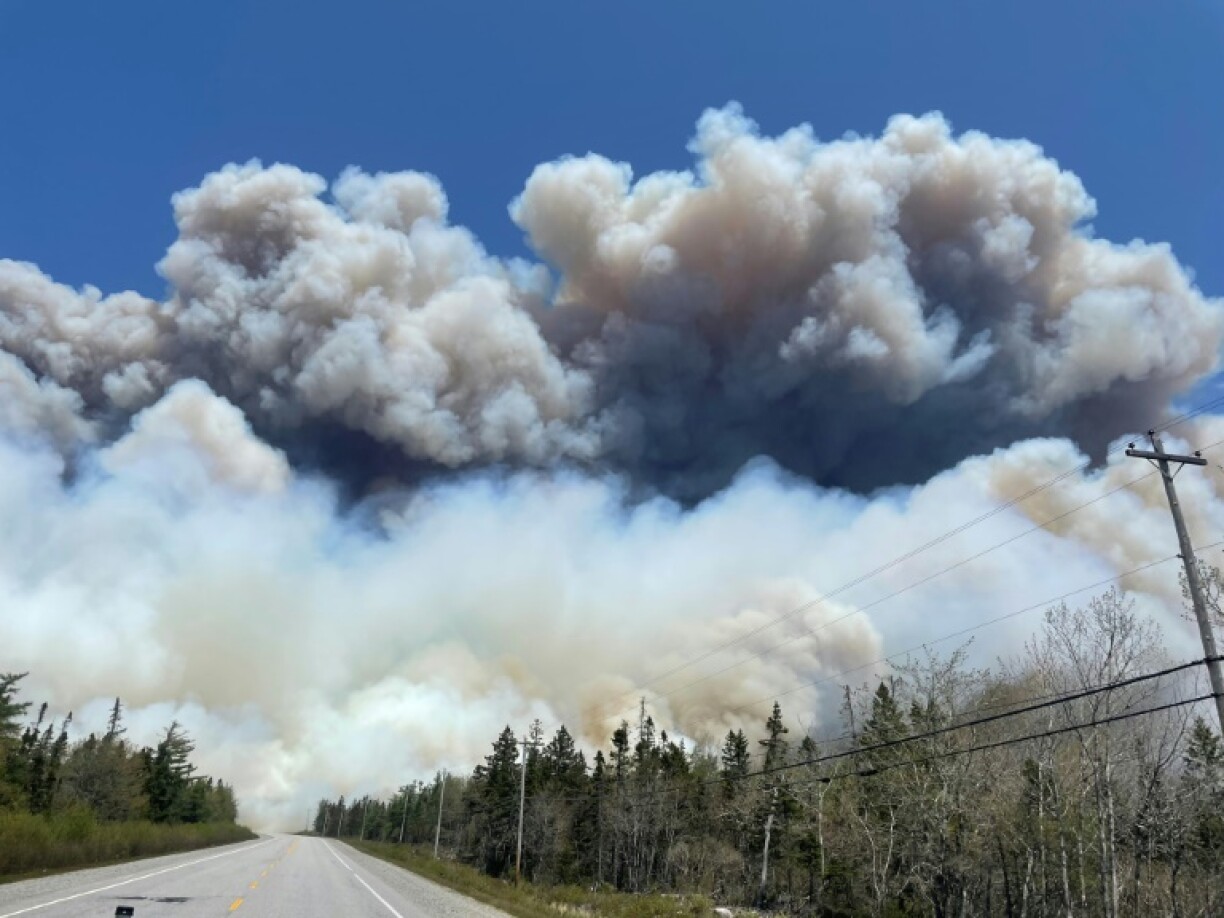 Photo diffusée par le gouvernement de la province de Nouvelle-Ecosse le 31 mai 2023 d'un incendie près du lac Barrington, dans le comté de Shelburne, au Canada
