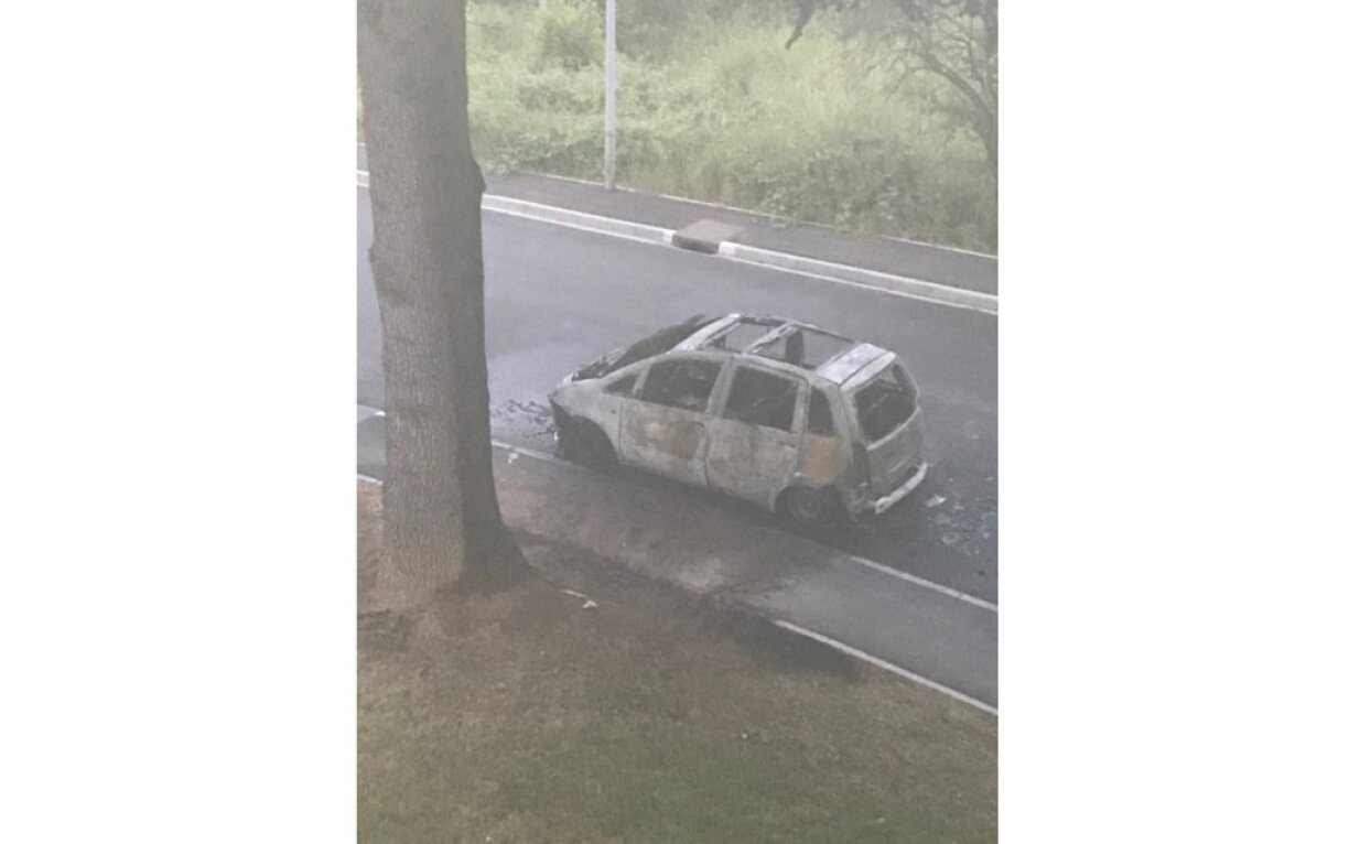 Une voiture carbonisée dans la rue du 11 novembre 1918