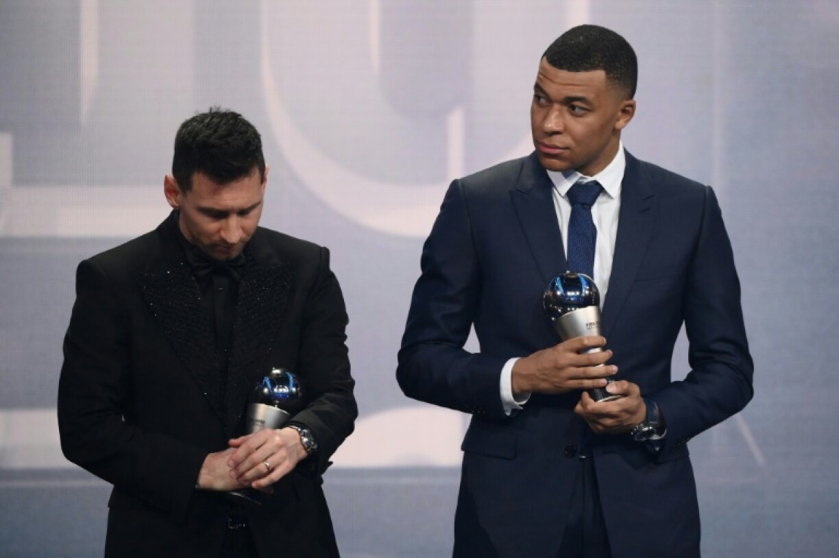 Les attaquants du PSG, le Français Kylian Mbappe (d) et l'Argentin Lionel Messi (g) lors de la cérémonie des FIFA Best, le 27 février 2023 à Paris