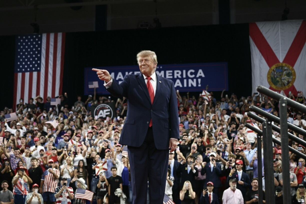 Le président américain Donald Trump arrive pour prendre la parole lors d'un rassemblement de campagne à l'Alico Arena, à l'Université Florida Gulf Coast de Fort Myers, en Floride, le 23 octobre 2026