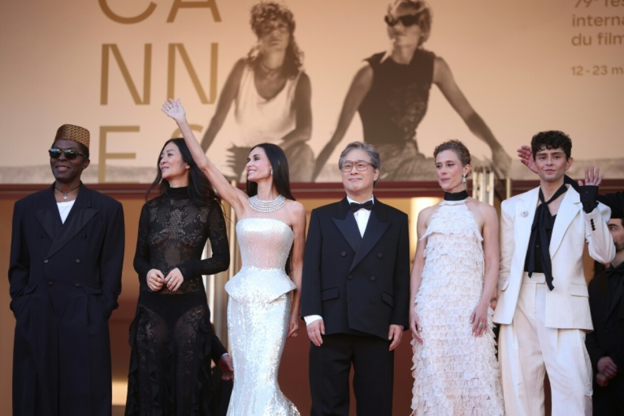 De gauche à droite: les membres du jury Isaach De Bankole, Chloe Zhao, Demi Moore, Park Chan-Wook, Laura Wandel et Diego Cespedes lors du 79e festival de Cannes, le 12 mai 2026
