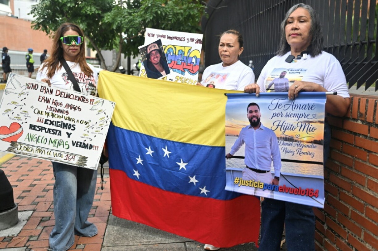 Zwei Monate nach dem verheerenden Doppel-Erdbeben in Venezuela ist die Zahl der Todesopfer auf über 6500 gestiegen. Es seien inzwischen 6509 Todesopfer gemeldet worden, teilte die venezolanische Übergangsregierung mit.