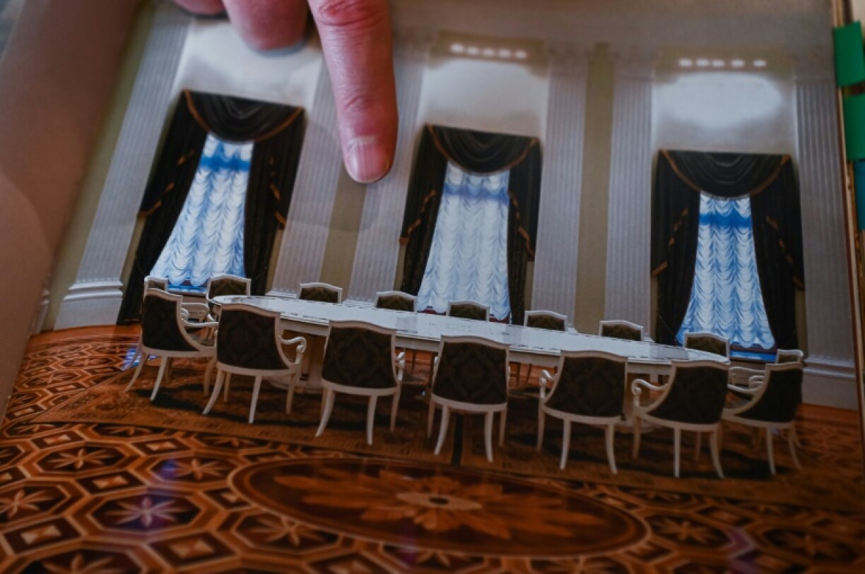 Renato Pologna montre une photo de la table du Kremlin publiée en 1999, à Cantu près de Côme, le 17 février 2022