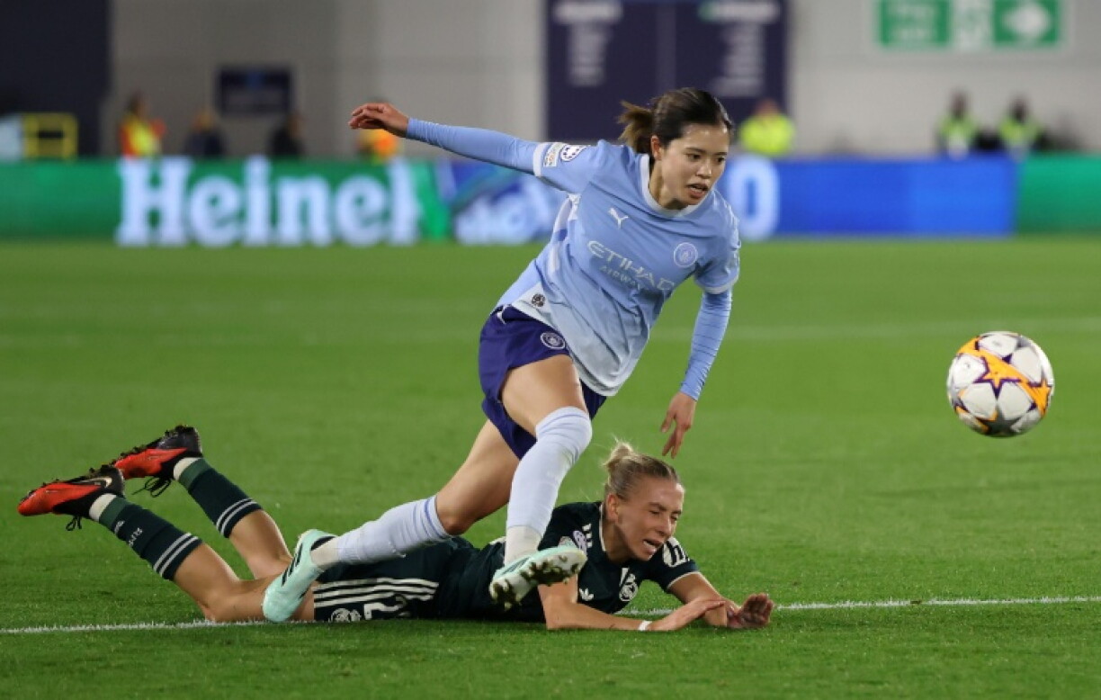 Yui Hasegawa of Manchester City shoots after beating Real Madrid's Elisa Senss
