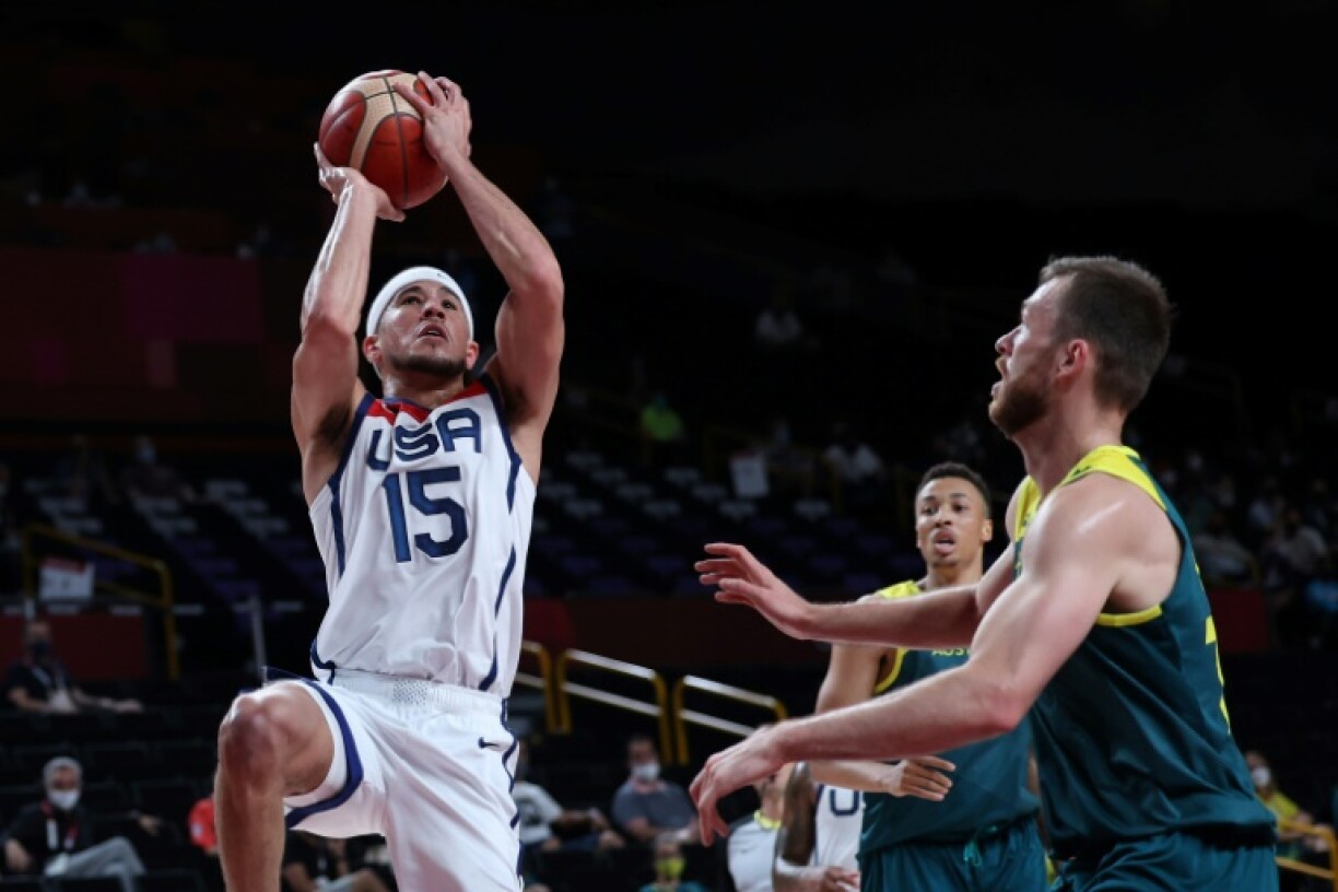 L'Américain Devin Booker tente de marquer un panier sous le regard de l'Australien Nic Kay, lors de leur demi-finale, le 5 août 2021 aux Jeux Olympiques de Tokyo 2020