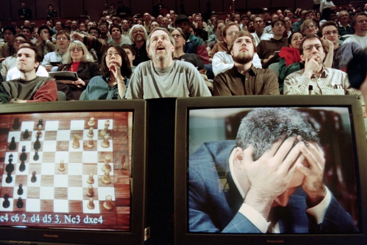 Des amateurs d'échecs assistent au match entre le champion du monde Garry Kasparov contre l'ordinateur Deep Blue d'IBM à New York, le 11 mai 1997.