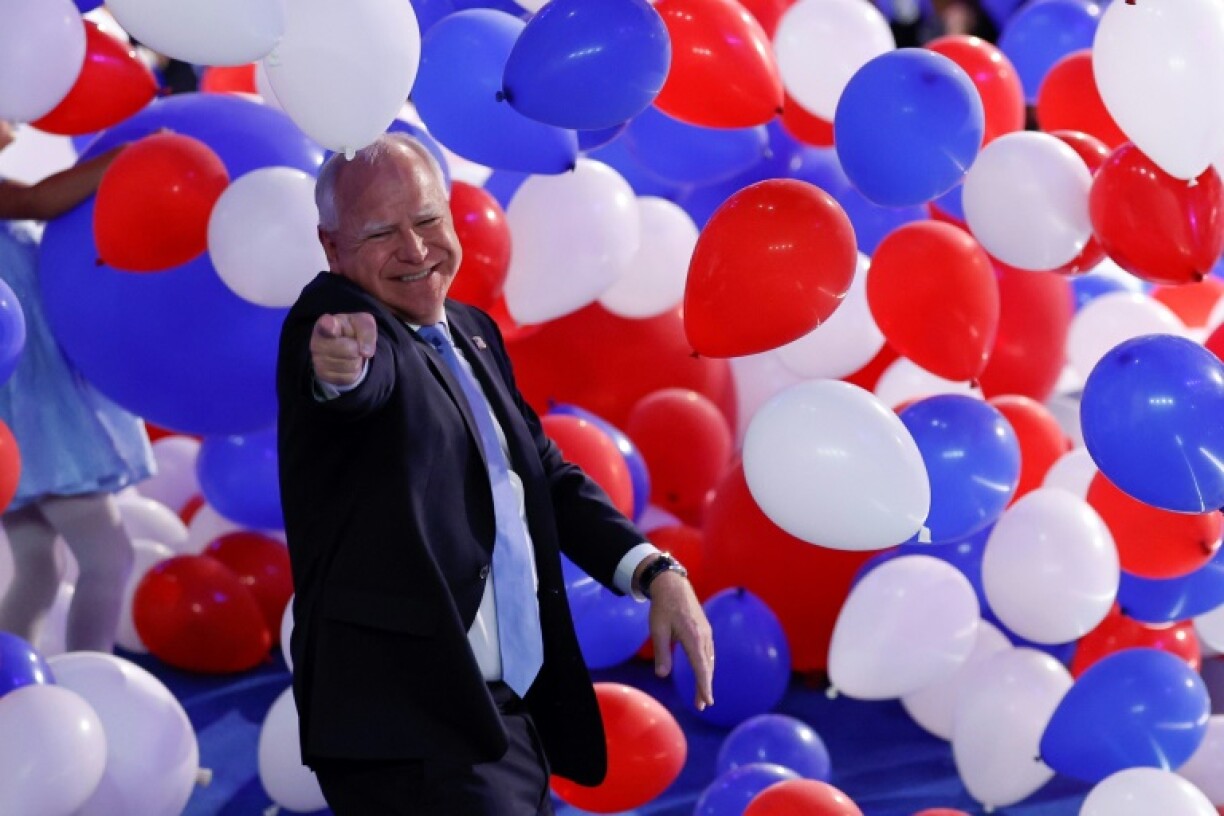 Le gouverneur du Minnesota et colistier démocrate pour la présidentielle américaine, Tim Walz, lors du traditionnel lacher de ballons à la convention démocrate, à Chicago, le 22 août 2024