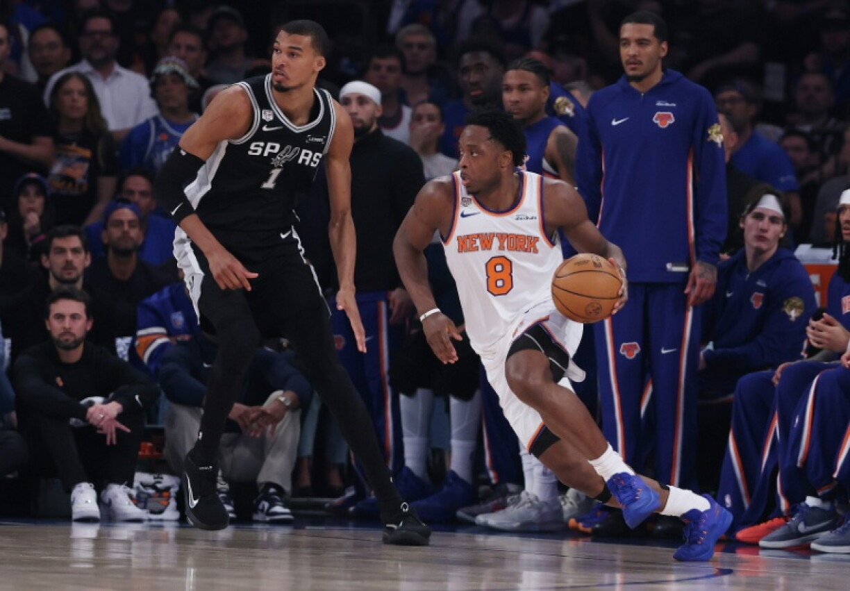 L'ailier des Knicks OG Anunoby (d) face à la star des Spurs Victor Wembanyama, lors du match 4 de la finale NBA, le 10 juin 2026 à New York