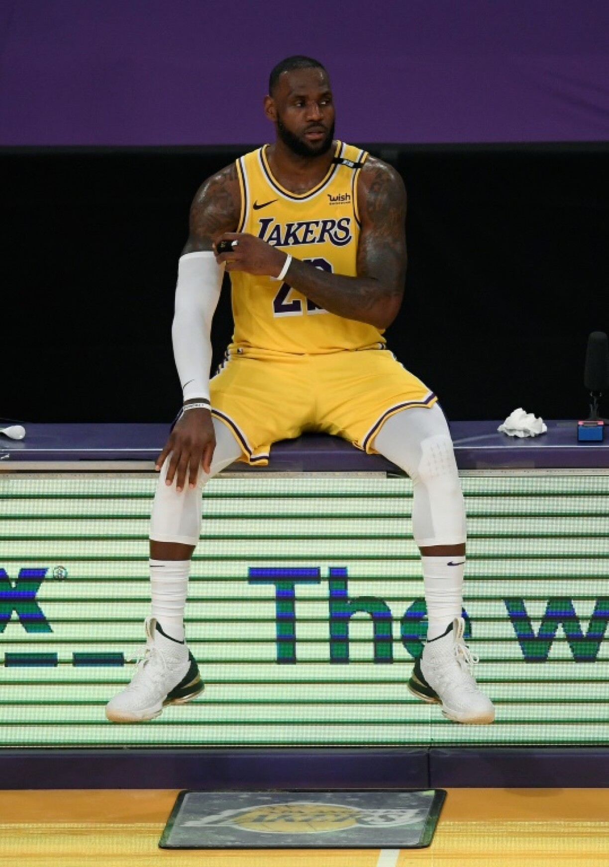 LeBron James patiente avant de retourner sur le terrain face aux Phoenix Suns, lors de la défaite (113-100) de son club à domicile dans le 6e match du 1er tour des playoffs NBA, synonyme d'élimination (4 victoires à 2), le 3 juin 2021 au Staples Center