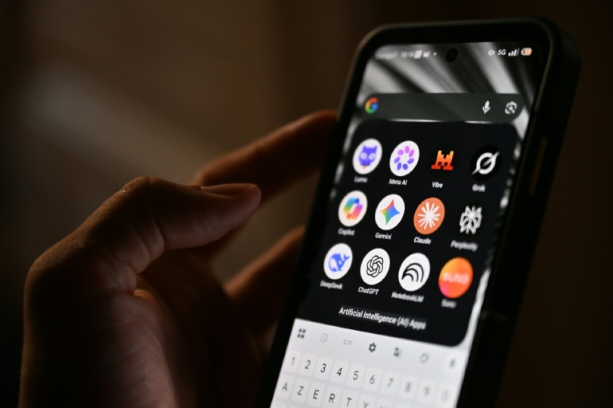 Les icônes des principales applications basées sur l'intelligence artificielle, modèles de langage (LLM), agents conversationnels et outils d'IA générative, sur un écran de smartphone, le 15 juillet 2025 près de Paris
