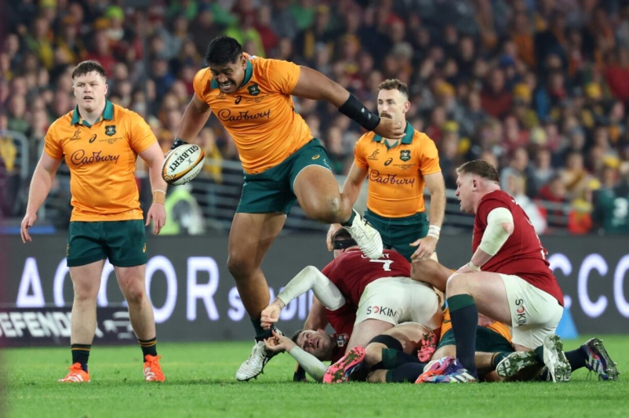 Will Skelton, seen here breaking the British and Irish Lions defence, plays for La Rochelle in France