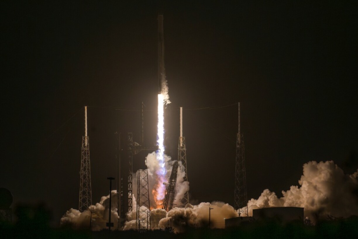 Une fusée Falcon 9 de SpaceX, transportant le vaisseau spatial Dragon décolle du complexe de lancement spatial 40 pour la mission Crew-12 à la base spatiale de Cap Canaveral, le 13 février 2026 en Floride