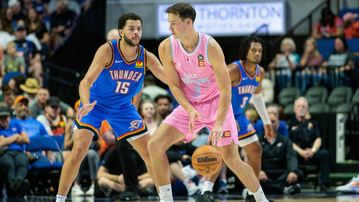 Alex Reese mat der Nummer 15 am Trikot vun Oklahoma City Thunder