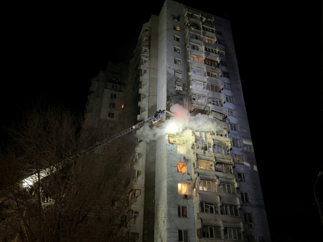 Des pompiers éteignent un incendie dans un immeuble après une frappe russe à Zaporijjia en Ukraine, le 24 mars 2026