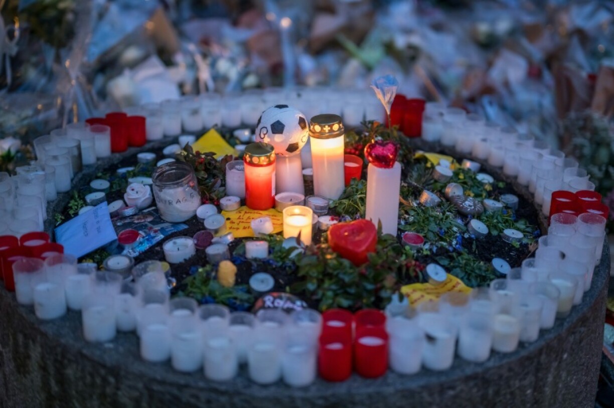 Des fleurs, des bougies et des messages déposés lors des funérailles d'Arthur Brodard, 16 ans, décédé à Crans-Montana, à Lutry, le 8 janvier 2026