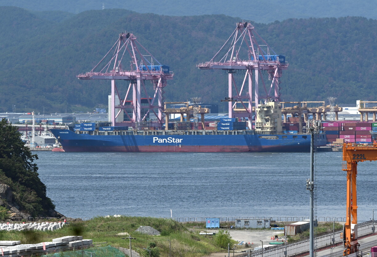 D'Handelsschëff "Panstar Acro" beim Start zu Busan