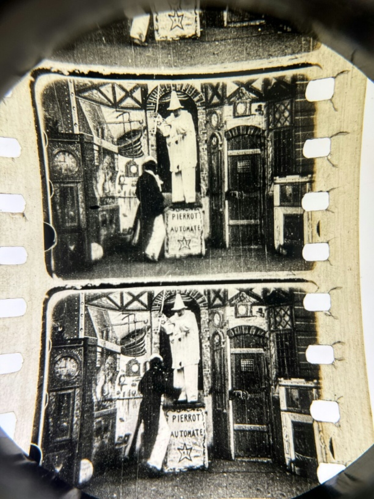 La pellicule du film muet du Français Georges Méliès datant de 1897,