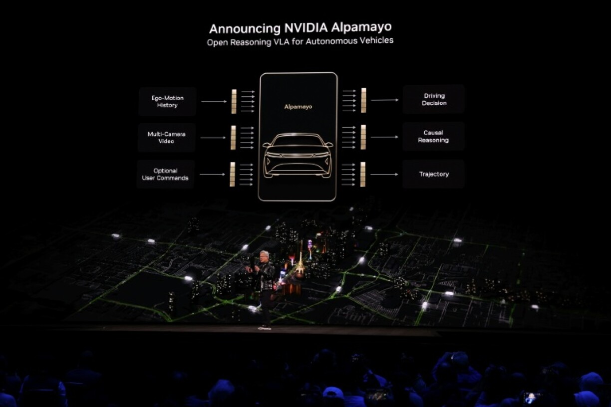 Jensen Huang, le patron de Nvidia, présente Alpamayo , une IA de conduite autonome, qui sera progressivement disponible en 2026, au CES, le salon de la tech de Las Vegas le 5 janvier 2026