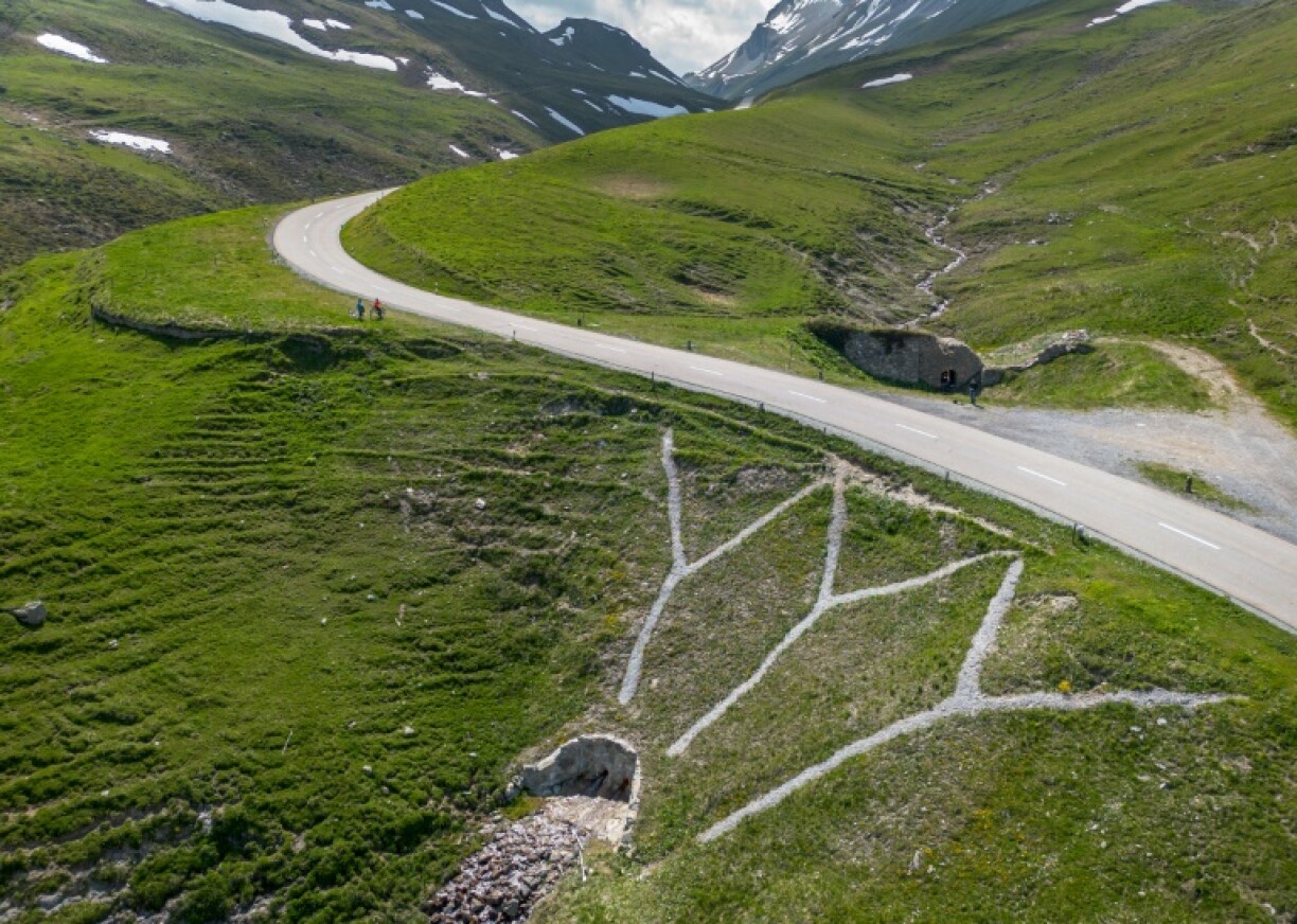 La sortie de courbe à gauche dans la descente du col de l'Albula, où le coureur suisse Gino Mäder a perdu le contrôle de son vélo le 15 juin 2023 dans le final de la 5e étape du Tour de Suisse, avant de chuter jusqu'aux pierres en contrebas (photographie prise le 16 juin 2023)
