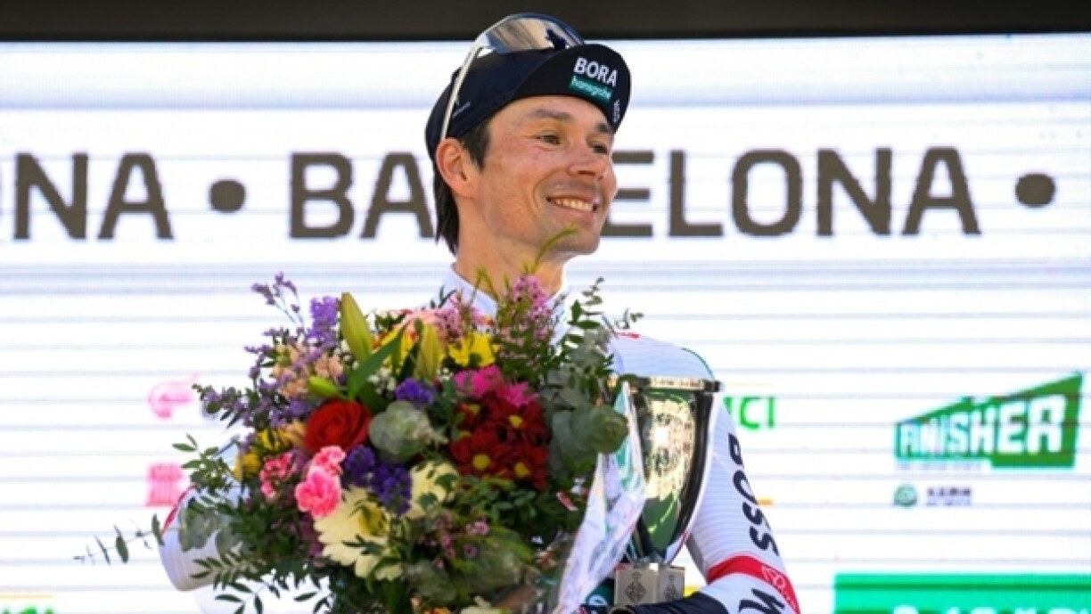Le Slovène Primoz Roglic tout sourire sur le podium du Tour de Catalogne, le 30 mars 2025 à Barcelone