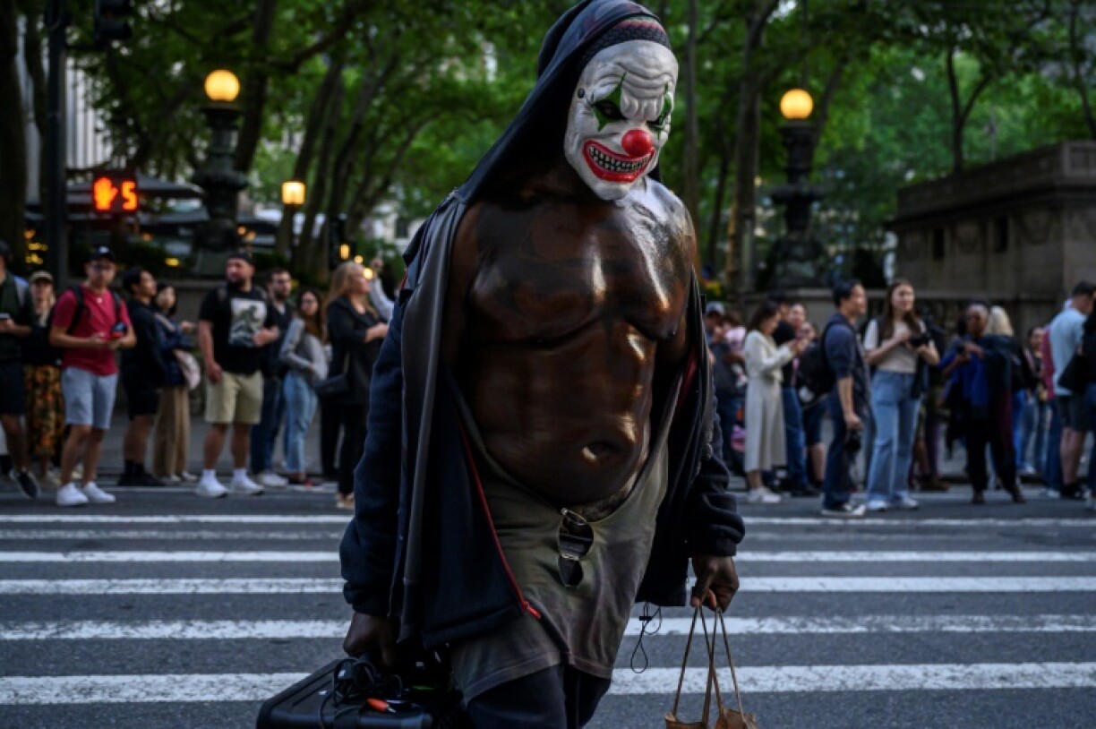 Un homme déguisé traverse une rue de New York, le 30 mai 2023, au moment du