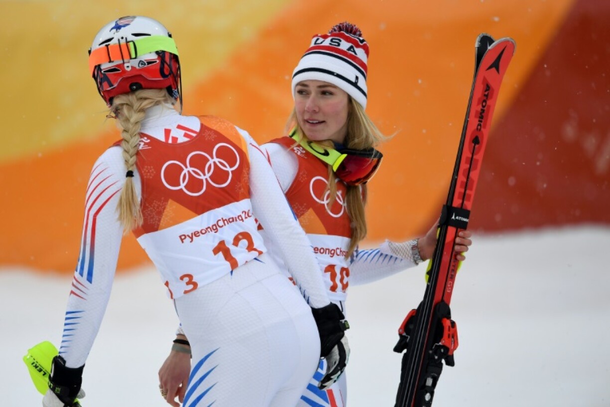 Lindsey Vonn (L) stands next to US teammate Mikaela Shiffrin