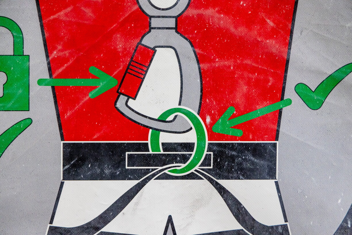 De Mann war mat engem sougenannten Auto-Belay-System geklotert, engem Mechanismus, deen de Klammpartner ersetzt.