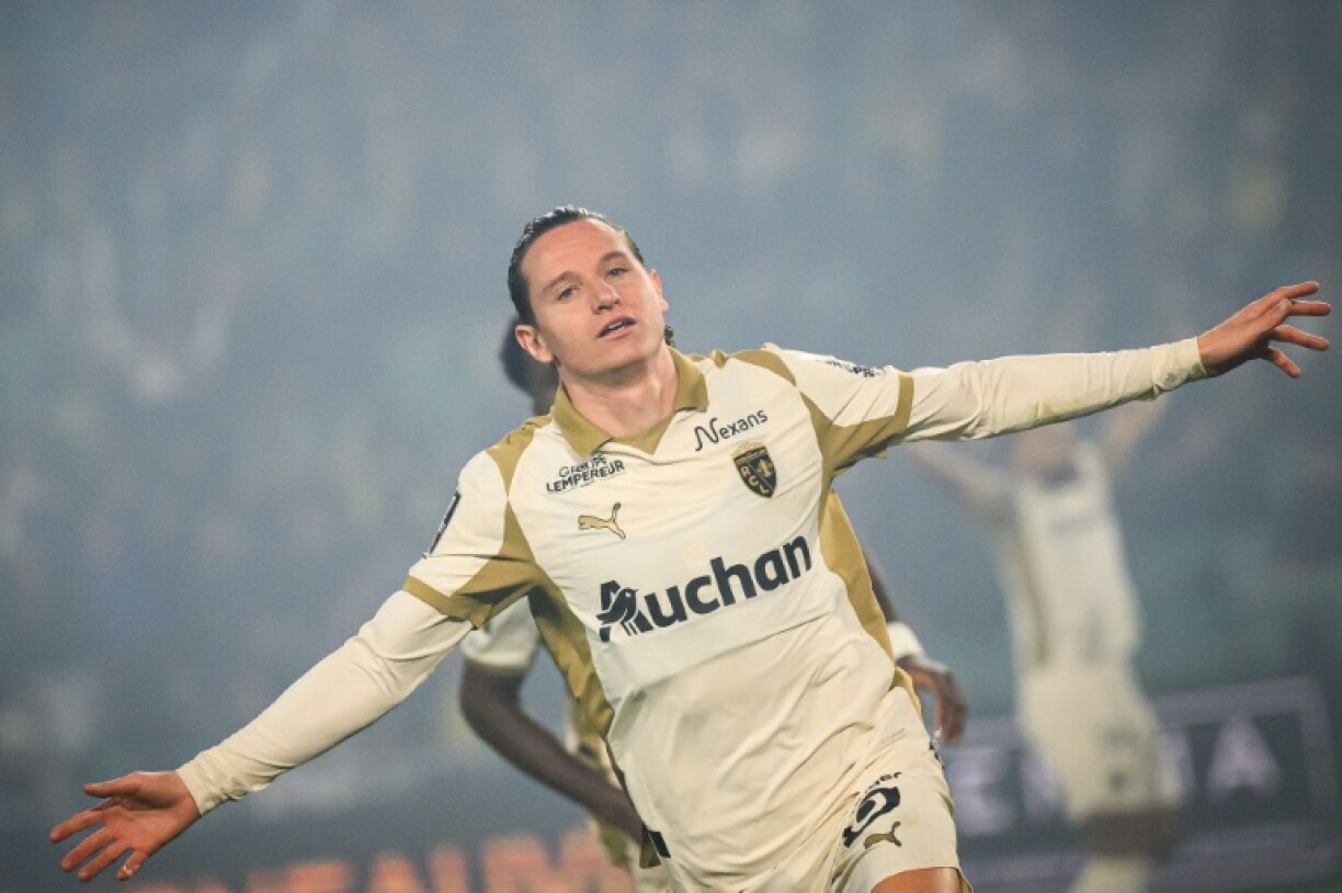 L'attaquant de Lens Florian Thauvin célèbre un but le 6 décembre à Nantes