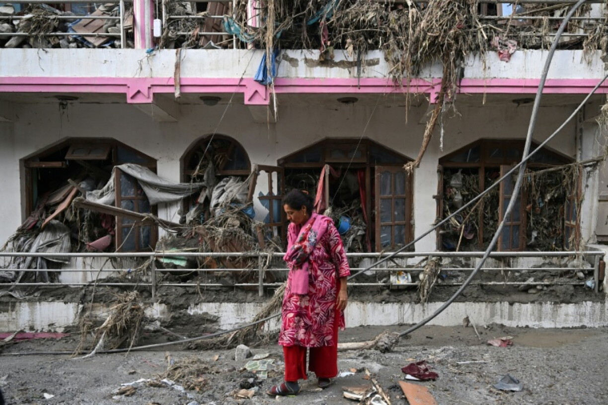 Une femme près des décombres de sa maison à Devighat, Népal, le 28 août 2026