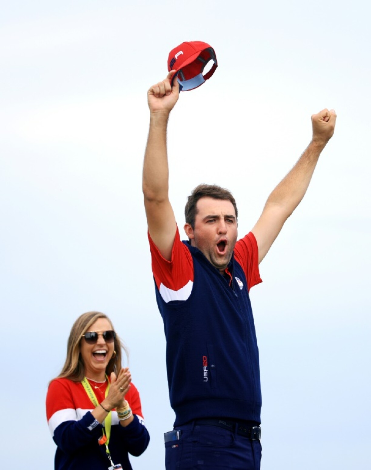 L'Américain Scottie Scheffler, sous les yeux de son épouse Meredith Scudder célèbre sa victoire au 15e trou face à l'Espagnol Jon Rahm, qui permet aux Etats-Unis de marquer un point supplémentaire face à l'Europe, lors de la Ryder Cup, le 26 septembre 2021 sur le parcours de Whistling Straits à Kohler (Wisconsin)