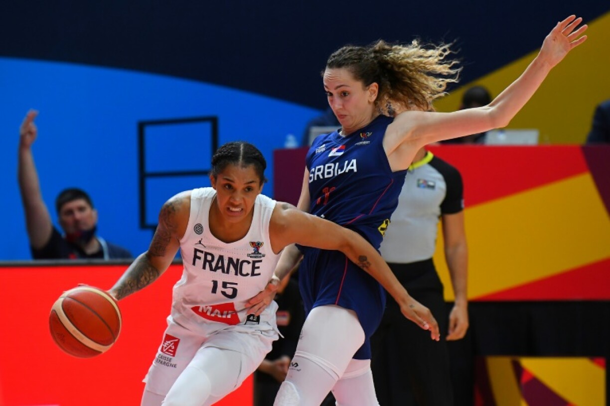 L'attaquante française Gabby Williams (g) aux prises avec l'attaquante serbe Aleksandra Crvendakic lors de la finale de l'Euro, à Valence, le 27 juin 2021