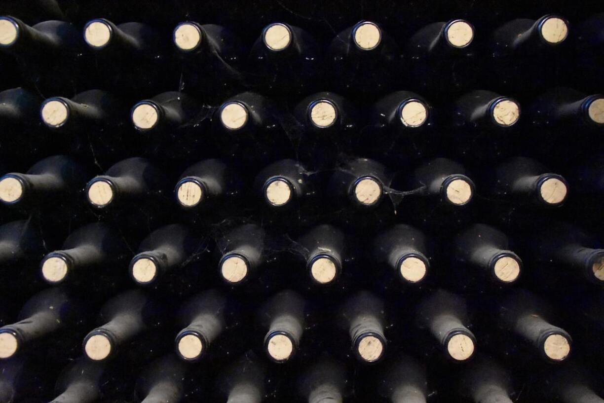 Des bouchons dans des bouteilles de vin