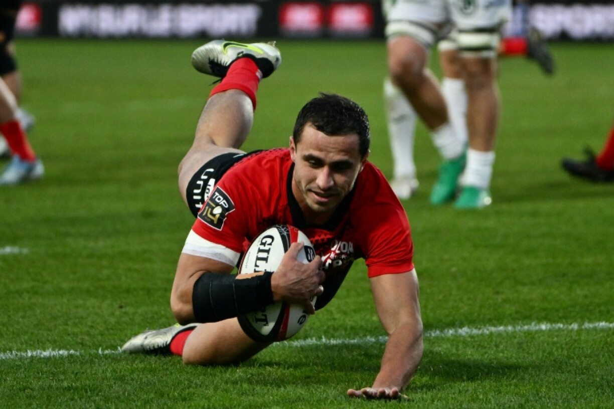 Centre Mathieu Smaili scored two of Toulon's eight tries as Montauban's away-day blues continued with yet another hammering on their travels