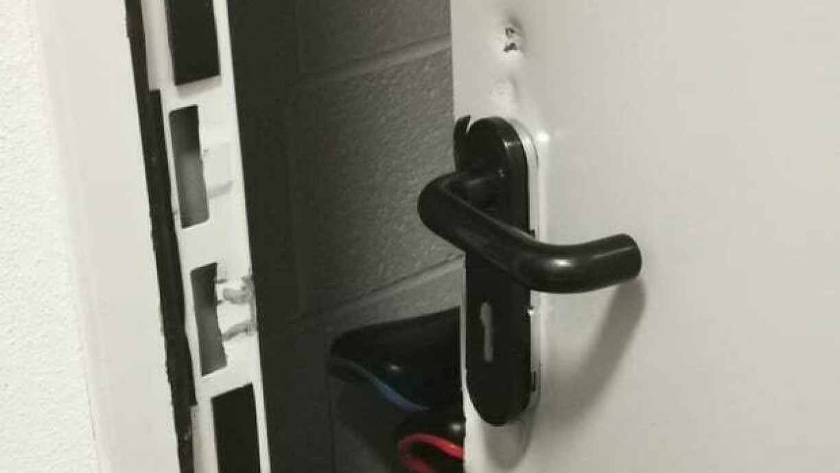 La porte du hangar à vélo, qui a été forcée dans la nuit du 15 au 16 novembre dernier.