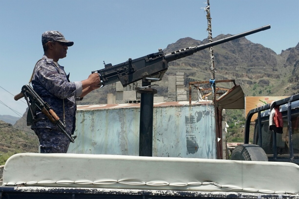 Un soldat des forces gouvernementales yéménites, soutenues par l'Arabie saoudite, le 13 septembre 2026 sur le front dans l'ouest du Yémen