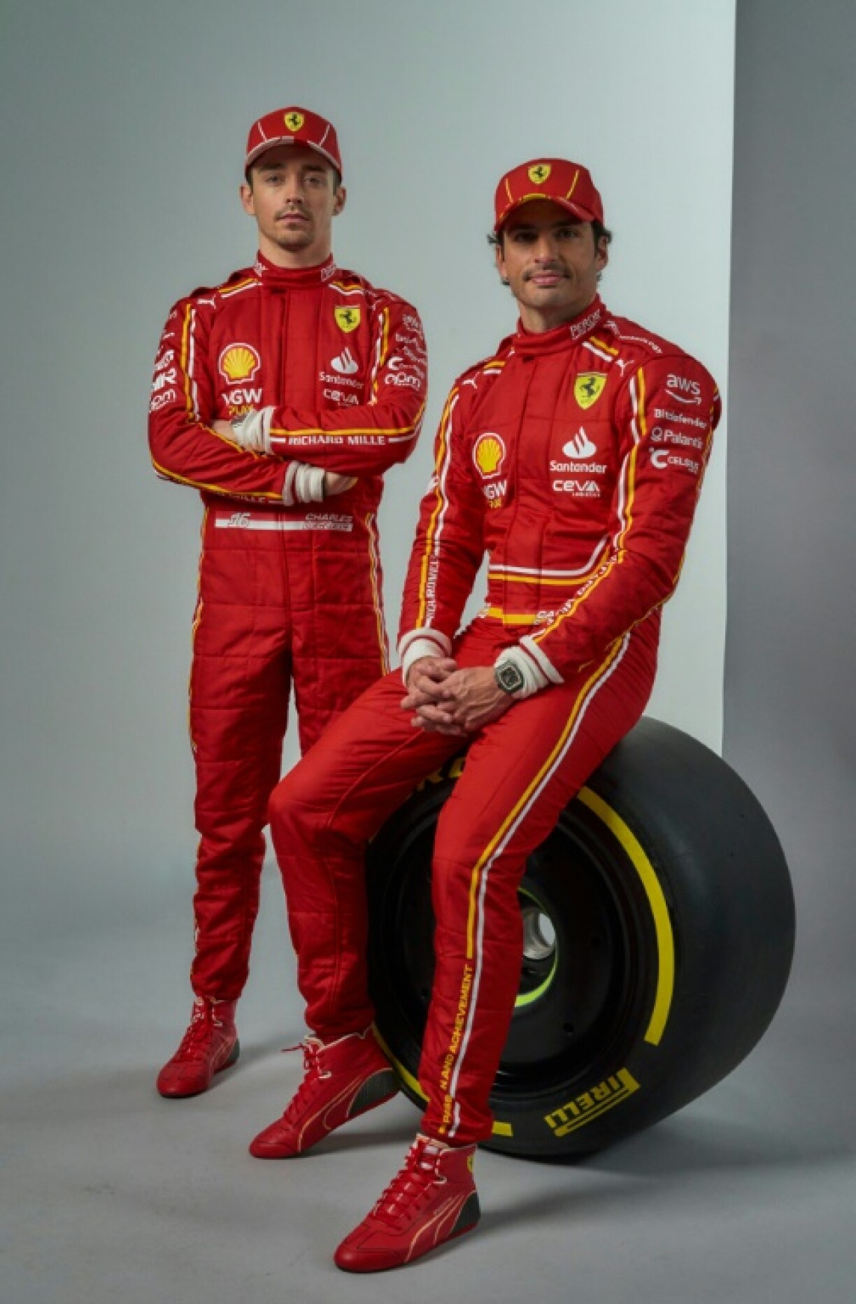Le Monégasque Charles Leclerc (à gauche) et l'Espagnol Carlos Sainz seront associés cette saison au sein de la Scuderia Ferrari, qui dévoilait le 13 février 2024 sa nouvelle F1 à Maranello. L'année prochaine, Lewis Hamilton fera son arrivée au sein de l'écurie italienne (photo communiquée par Ferrari)