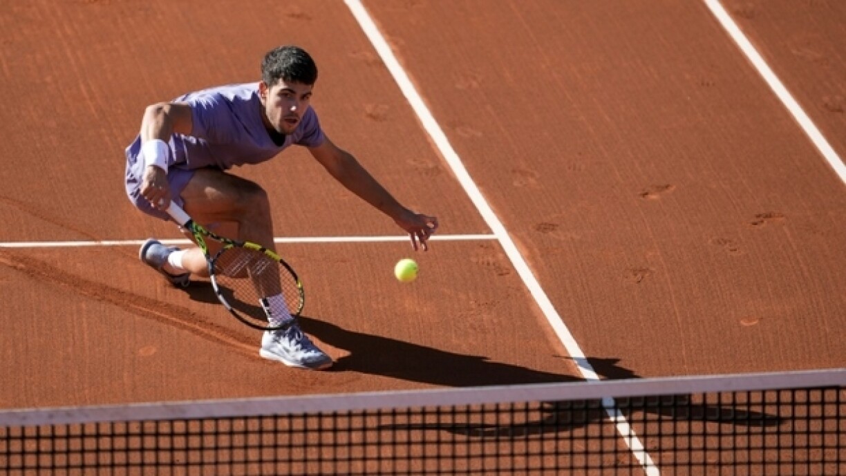 Carlos Alcaraz lors de sa défaite en finale du tournoi de Barcelone face au Danois Holger Rune le 20 avril 2025. Blessé à la cuisse droite, l'Espagnol, 3e joueur mondial, a déclaré forfait à Madrid afin de préserver ses chances pour la suite de la saison sur terre battue