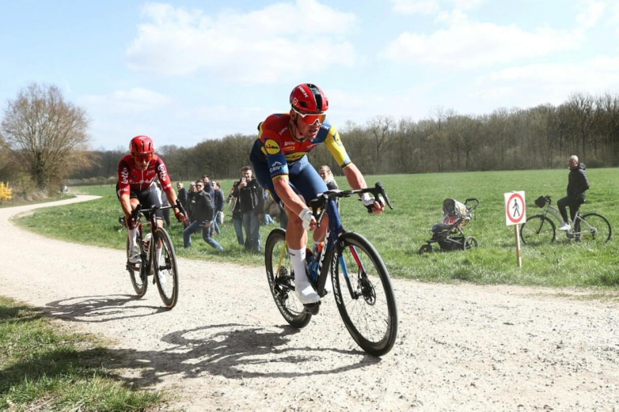 Lidl-Trek's Mads Pedersen (R) won Gent-Wevelgem for the third time