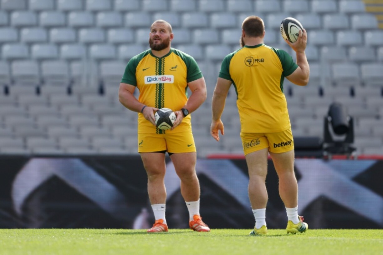 Boan Venter (L) has been promoted from the substitutes bench to start for South Africa at loosehead in Ox Nche's place