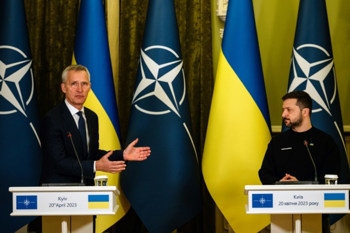 Le secrétaire général de l'Otan Jens Stoltenberg (G) et le président ukrainien Volodymyr Zelensky lors d'une conférence de presse, le 20 avril 2023 à Kiev
