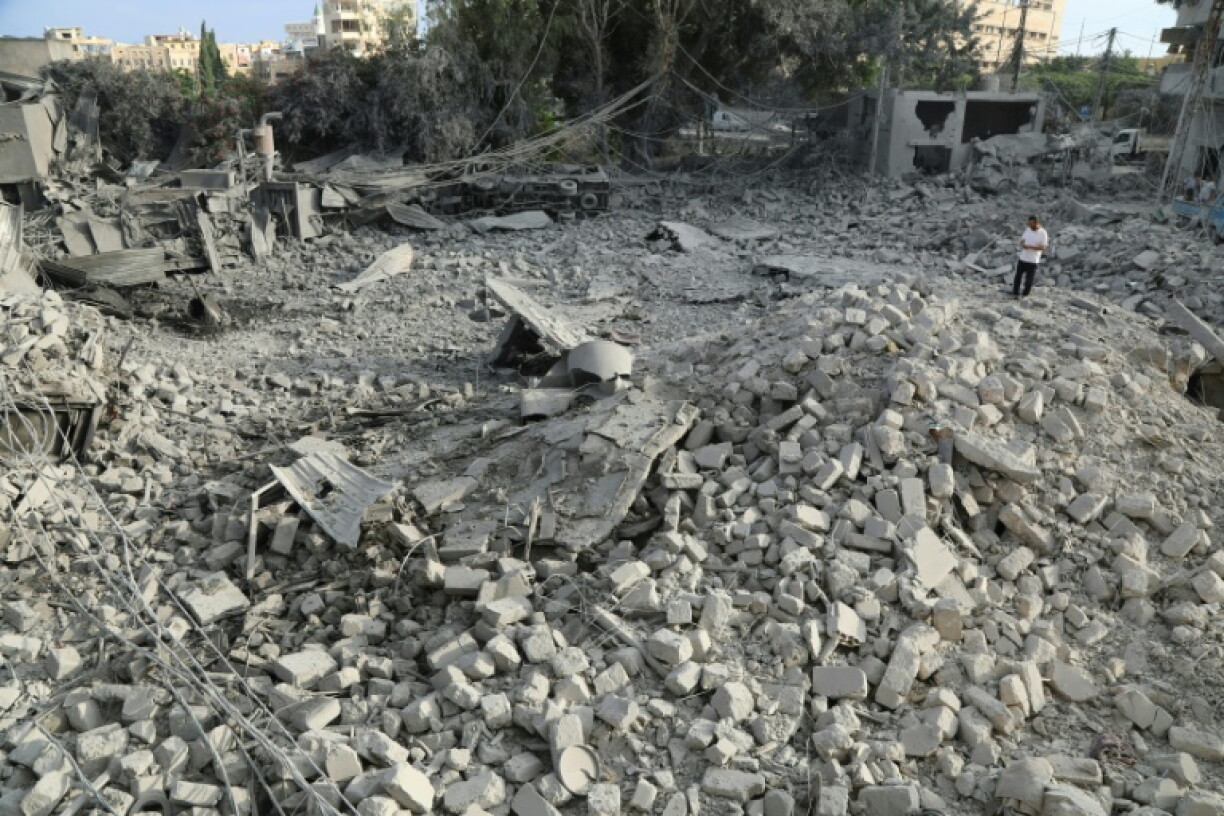 Un homme observe les dégâts sur le site de frappes aériennes israéliennes la veille, à Tyr, dans le sud du Liban, le 8 juin 2026
