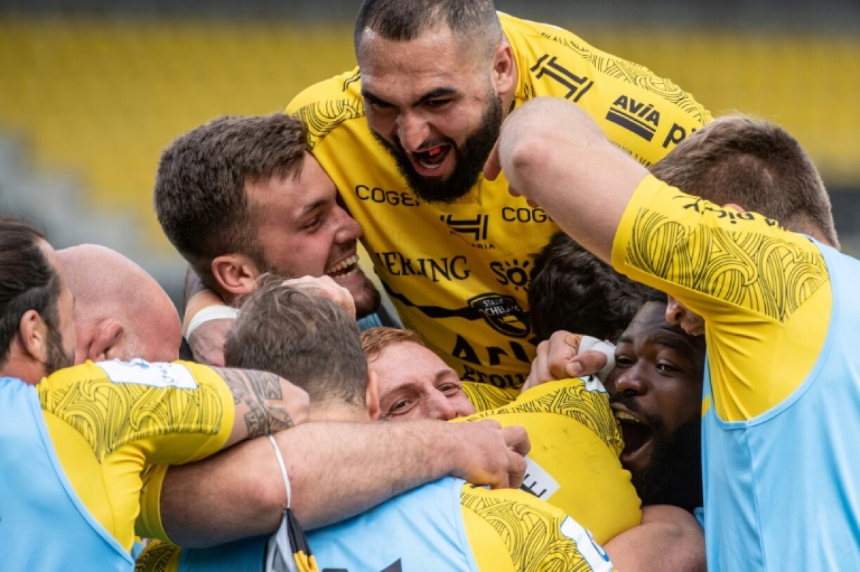 La joie des Rochelais après avoir battu les Anglais de Sale Sharks, 45-21, en quart de finale de la Coupe d'Europe, le 10 avril 2021 au stade Marcel-Deflandre à La Rochelle