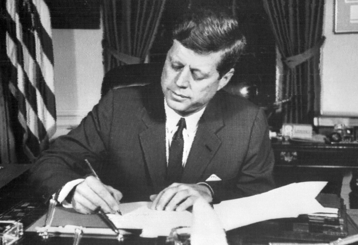 Des millions de documents sur l'assassinat de John F. Kennedy, ici photographié le 24 octobre 1962 à la Maison Blanche, ont été publiés par l'administration Donald Trump