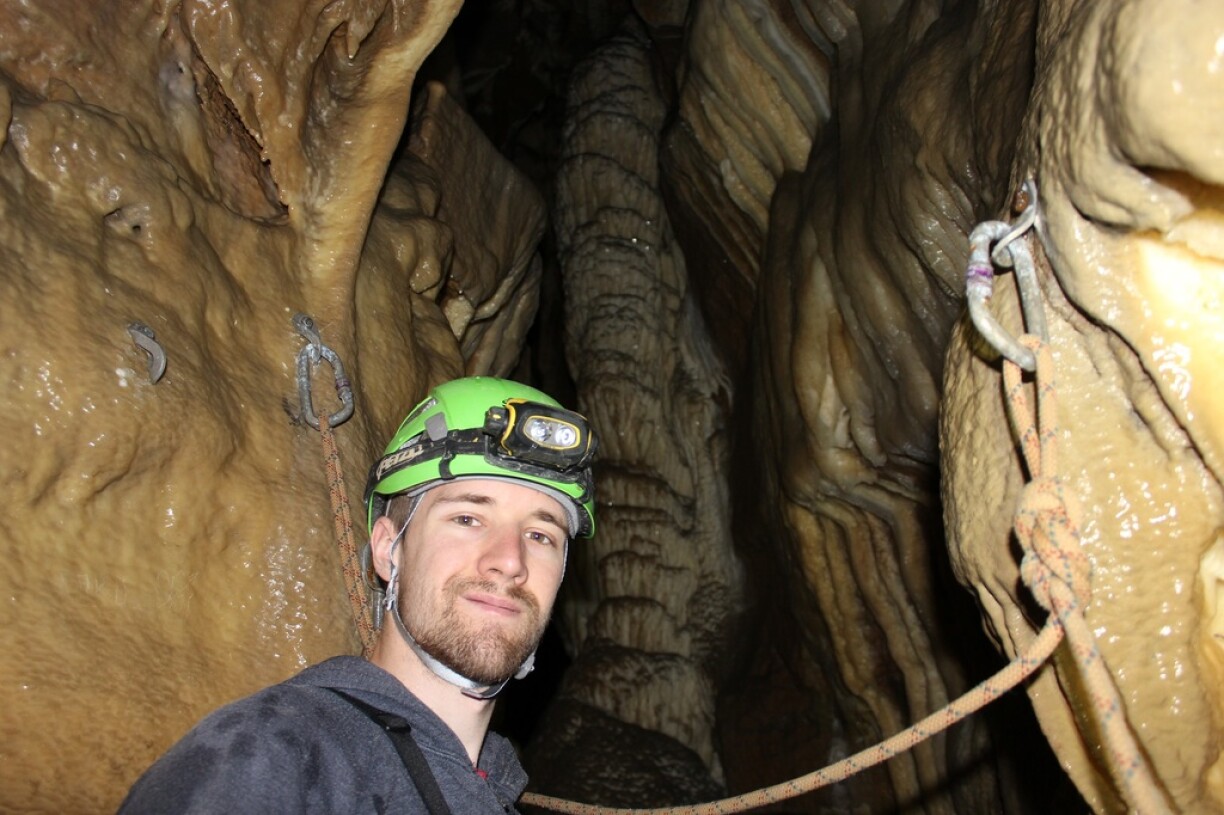 Preuve de mon voyage au coeur de la grotte, je pose fièrement devant la
