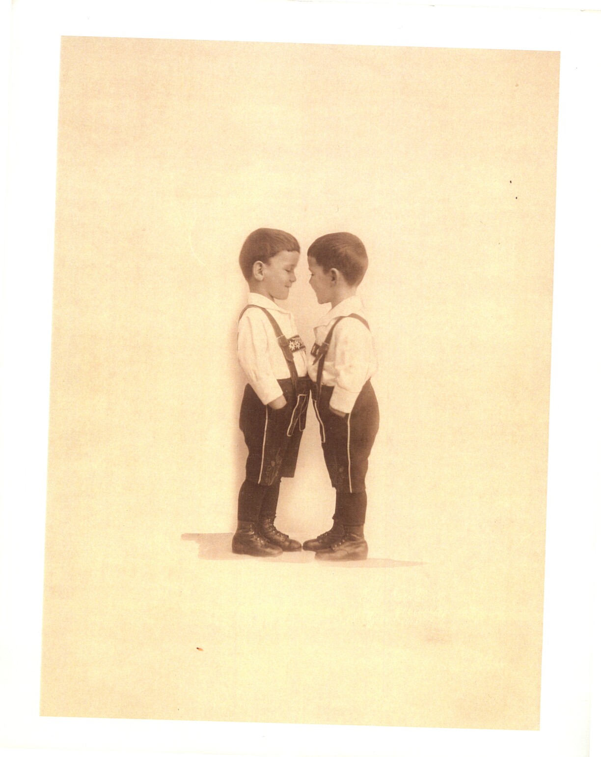 A young Hanns Alexander and his twin brother Paul. Both went on to serve in the British Army.