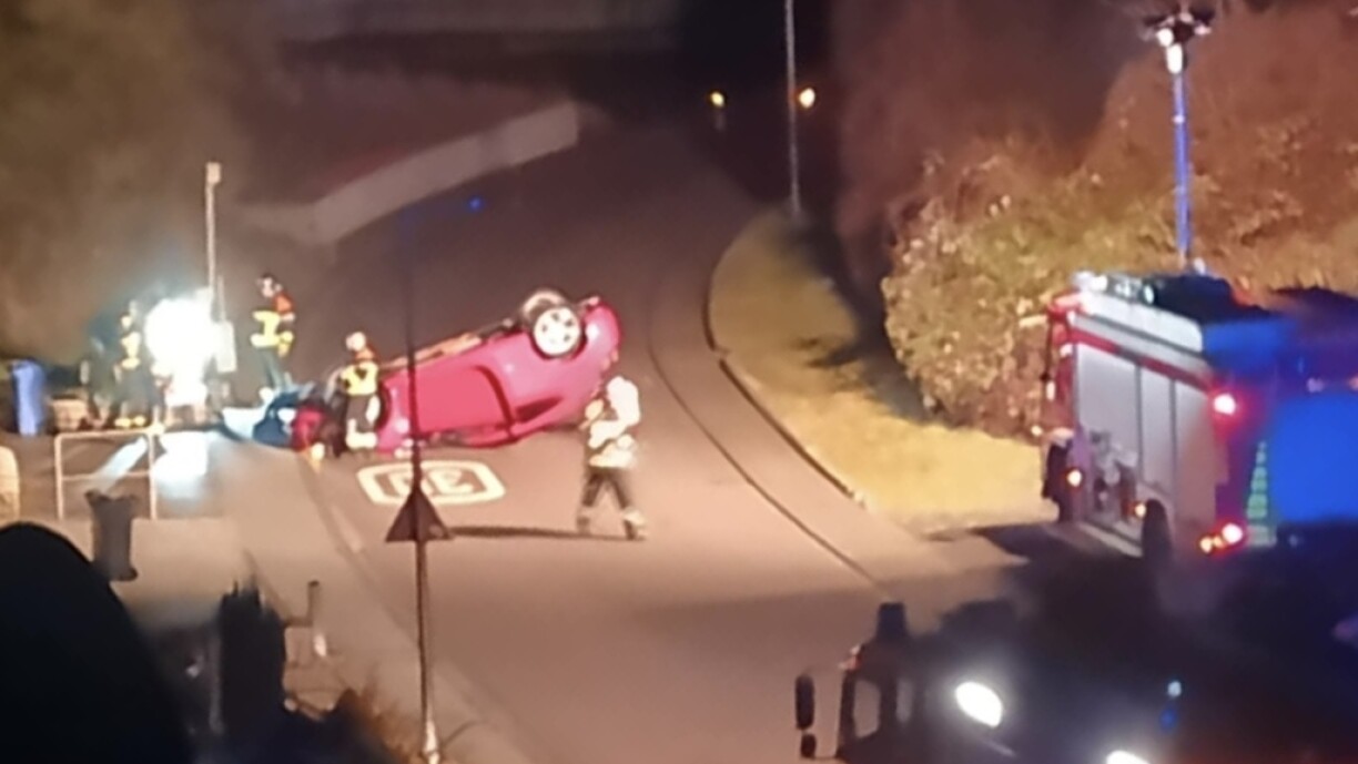 Auto op der Kopp: eng Handyfoto vum Accident bei schwierege Conditiounen.