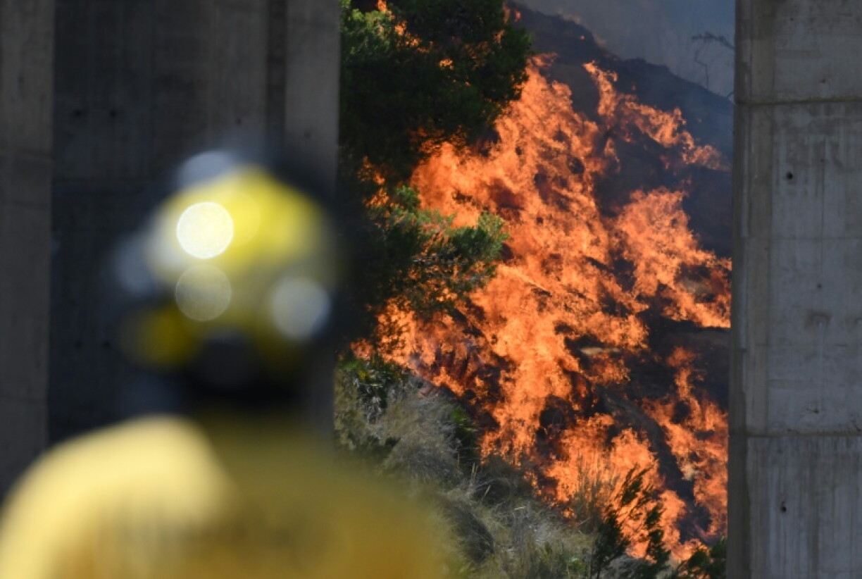 Hunderte Feuerwehrleute und Soldaten haben in der Provinz Huelva in der südspanischen Region Andalusien gegen einen neuen Waldbrand gekämpft. In der Provinz Castellón im Osten kämpften Einsatzkräfte gegen einen weiteren Brand.