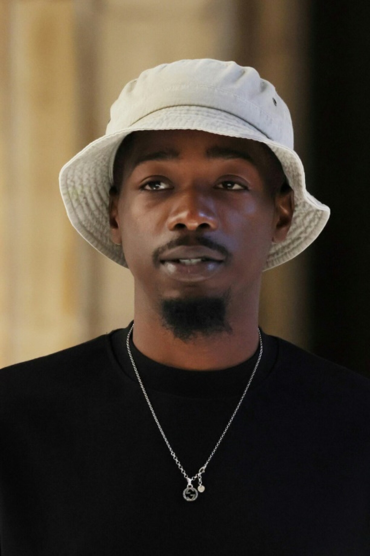 Le rappeur français Mohamed Sylla (C), alias MHD, arrive au palais de justice de Paris le 4 septembre 2023 avec ses avocats Antoine Vey (D) et Elise Arfi (2e D) pour le début de son procès aux assises