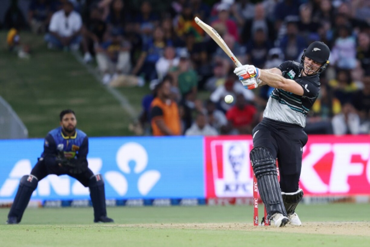 Michael Bracewell (R) and Daryl Mitchell put on 105 for New Zealand in the first Twenty20 against Sri Lanka