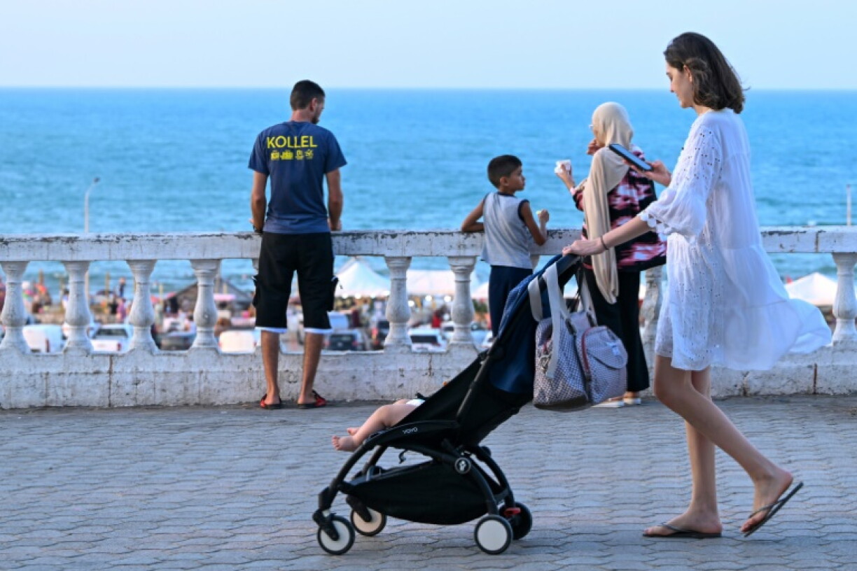 Une femme promène son enfant en poussette à La Marsa, près de Tunis, le 28 juillet 2026